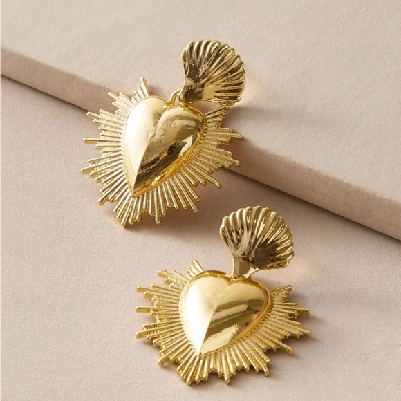 Zara Jewelry - Gold dangle heart statement earrings 💛✨